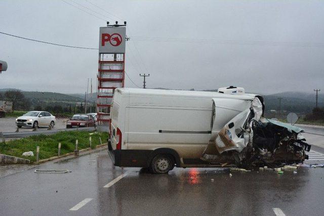 Kamyonet Akaryakıt İstasyonu Tabelasına Çarptı: 1 Yaralı