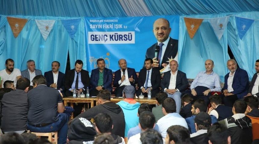 Başbakan Yardımcısı Fikri Işık, Darıca&rsquo;da Gen&ccedil;lerle Buluştu