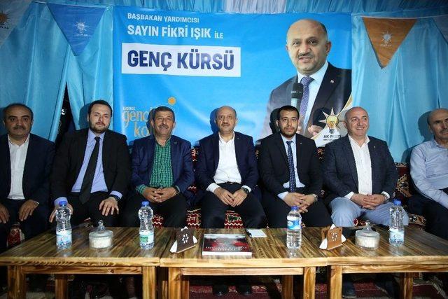 Başbakan Yardımcısı Fikri Işık, Darıca’da Gençlerle Buluştu