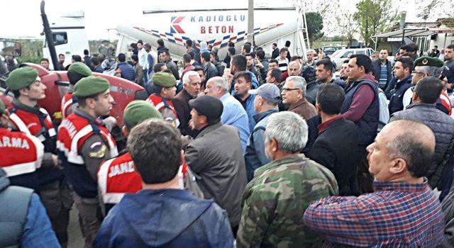 &Ouml;l&uuml;ml&uuml; Kaza Sonrası Vatandaşlar Yol Kapattı 2