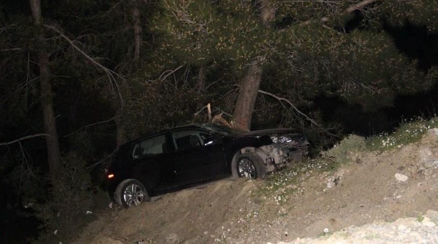 U&ccedil;uruma Yuvarlanan Otomobildeki 2 Kişiyi Ağa&ccedil; Kurtardı