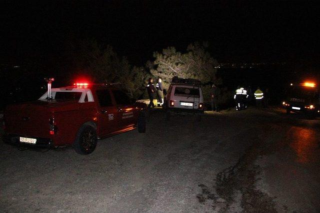 Uçuruma Yuvarlanan Otomobildeki 2 Kişiyi Ağaç Kurtardı