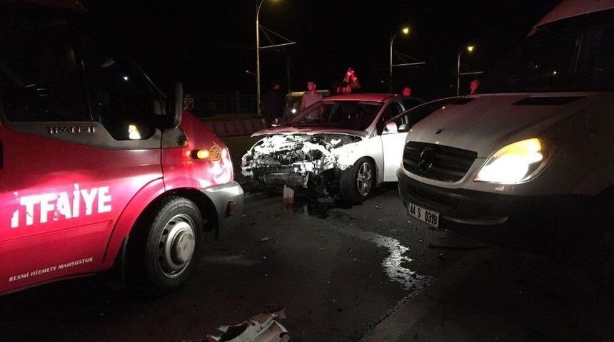 Malatya&rsquo;da 3 Ara&ccedil; Birbirine Girdi: 4 Yaralı