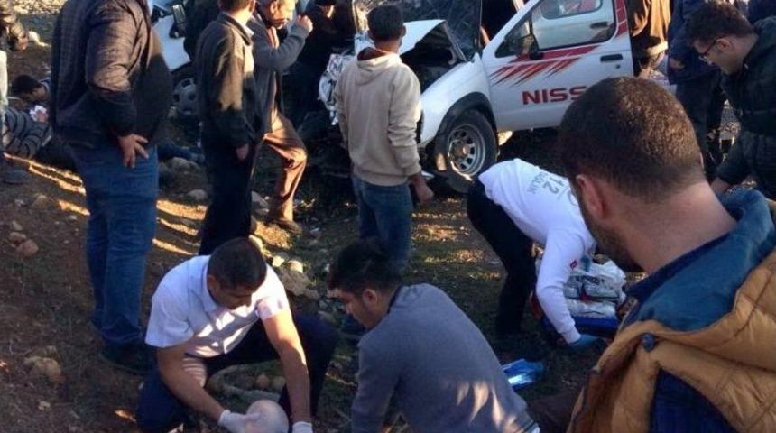 Kamyonetler &Ccedil;arpıştı: 2 &Ouml;l&uuml;, 4 Yaralı