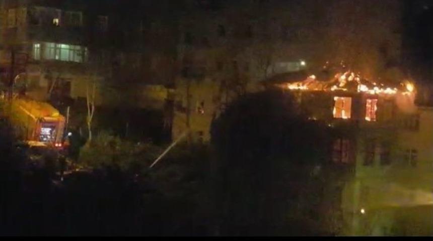 Rize&rsquo;de &Ccedil;ıkan Yangında 3 Katlı Ahşap Ev K&uuml;l Oldu