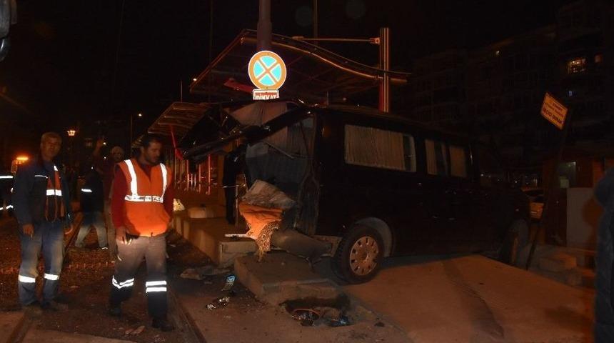 Kaza Yapan Ara&ccedil;lar Tramvay Durağına &Ccedil;arparak Durabildi