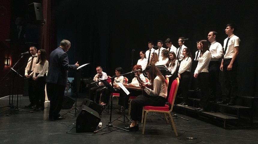 &Uuml;sk&uuml;dar Işıklar Gen&ccedil;lik Korosu Konser Verdi