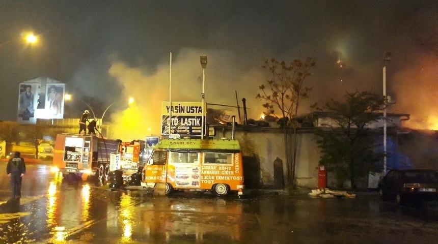 Oto Sanayi Sitesinde B&uuml;y&uuml;k Yangın: 6 İş Yeri K&uuml;le D&ouml;nd&uuml;