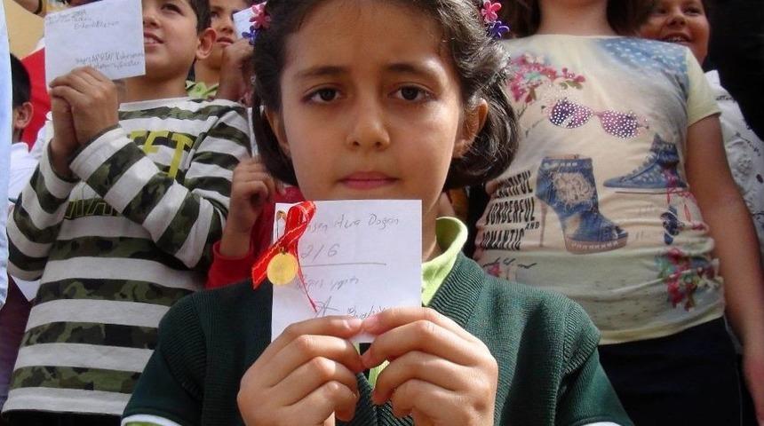 K&uuml;&ccedil;&uuml;k Ahsen Yarışmada Kazandığı Altını Mehmet&ccedil;ik Vakfı&rsquo;na Bağışladı