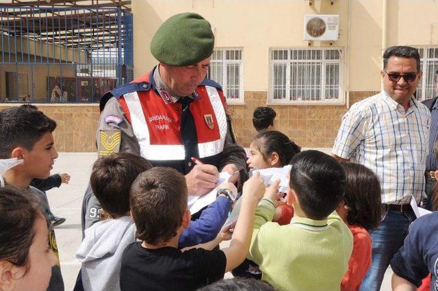 Küçük Ahsen Yarışmada Kazandığı Altını Mehmetçik Vakfı’na Bağışladı