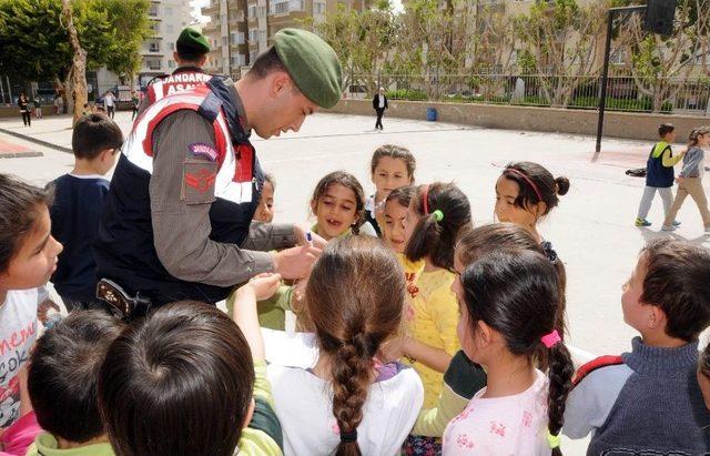 Küçük Ahsen Yarışmada Kazandığı Altını Mehmetçik Vakfı’na Bağışladı