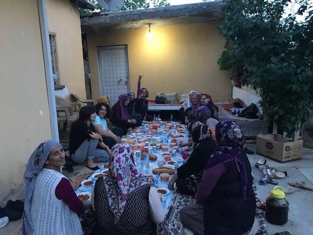 Mhp Kadın Kolları Her Gün Bir Mahallede İftar Veriyor