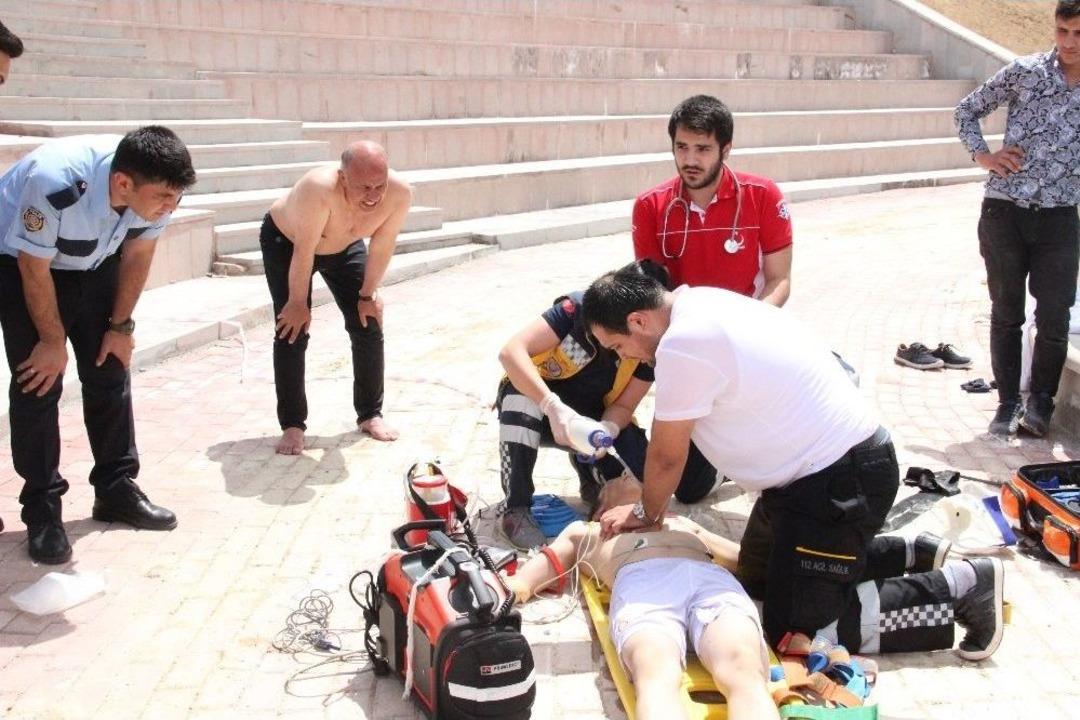 Havuzda &Ccedil;ırpınan &Ccedil;ocuğu Belediye Başkanı Kurtardı