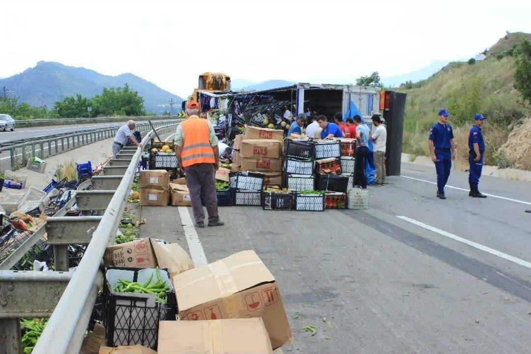 Bilecik&rsquo;te Sebze Y&uuml;kl&uuml; Kamyon Devrildi: 2 Yaralı