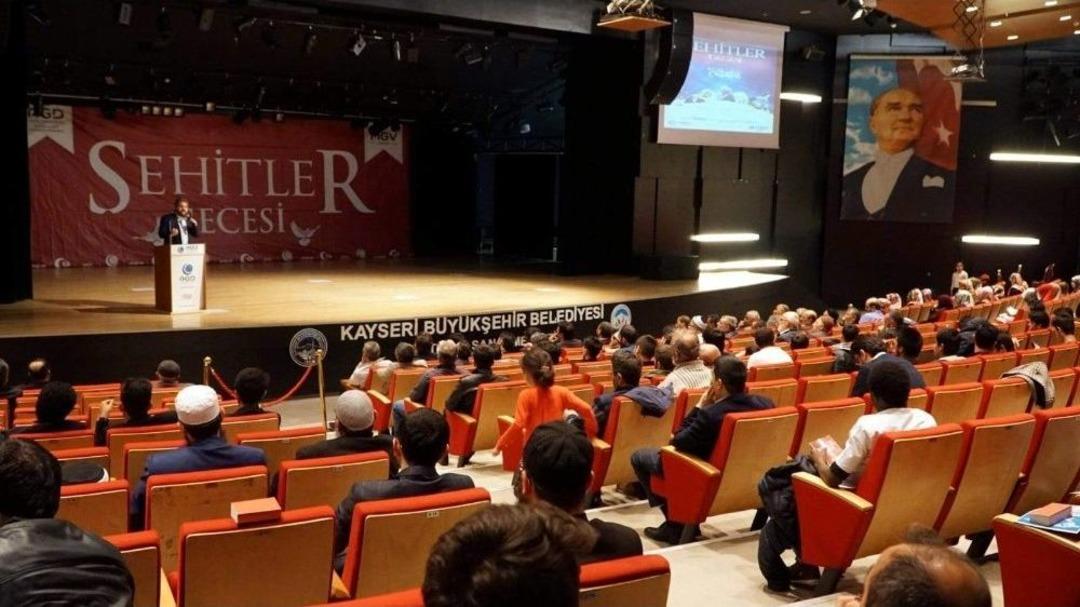 Agd Şehitler İ&ccedil;in Gece D&uuml;zenledi