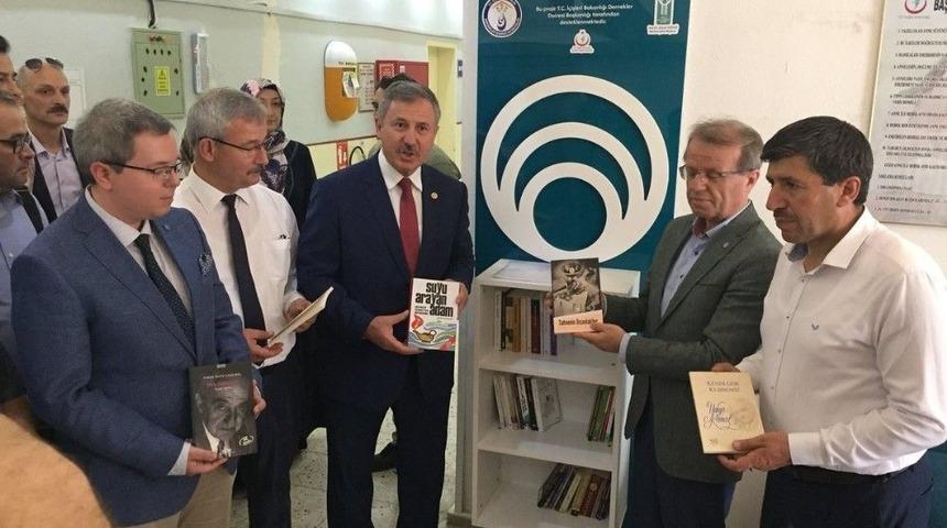 Manisa&rsquo;da 115 Kliniğe 115 Kitaplık Kazandırıldı