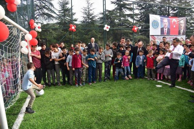 İstasyon Mahallesindeki Çocuklar Yeni Halı Sahalarına Kavuştu