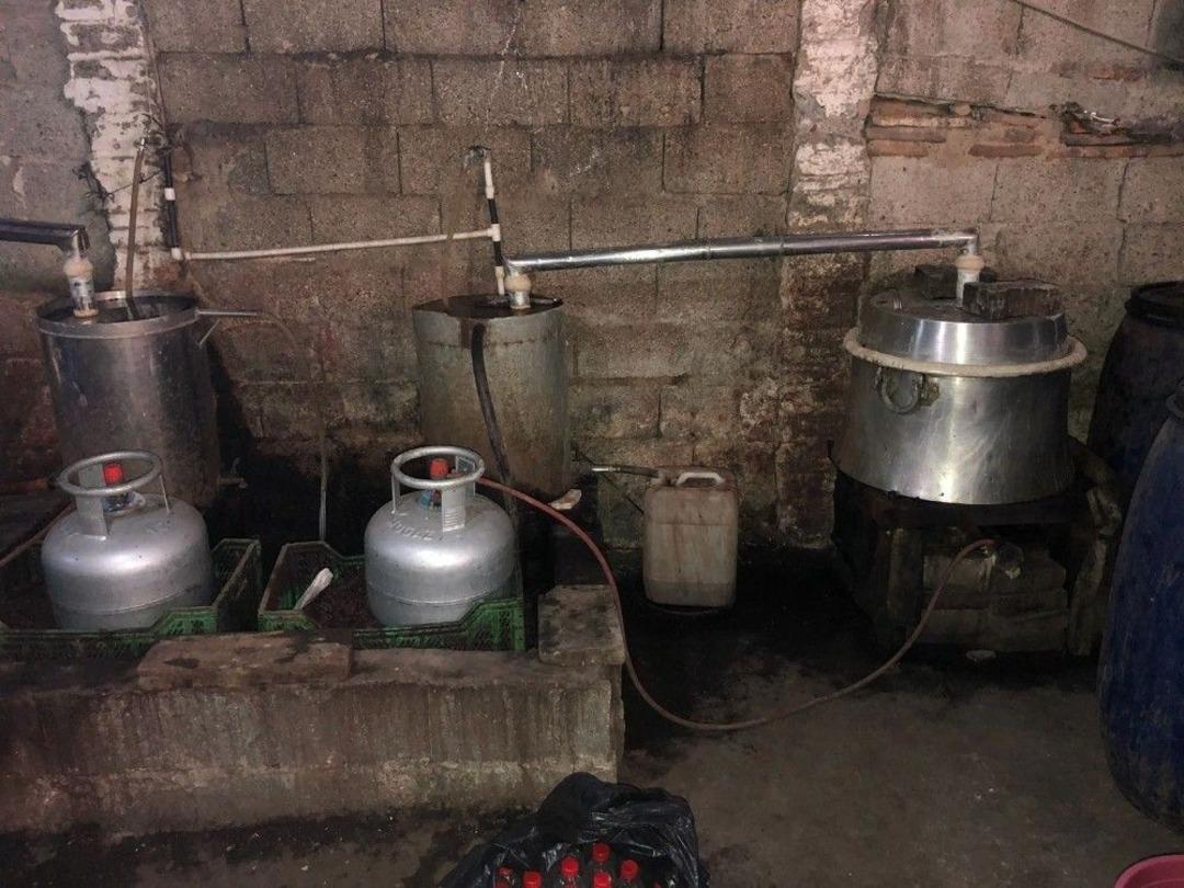 Adana&rsquo;da 5 Ton 235 Litre Sahte Rakı Ele Ge&ccedil;irildi