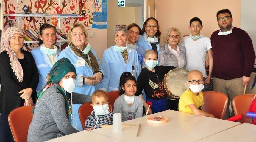 Minik Hastalara M&uuml;zikli Moral Ziyareti