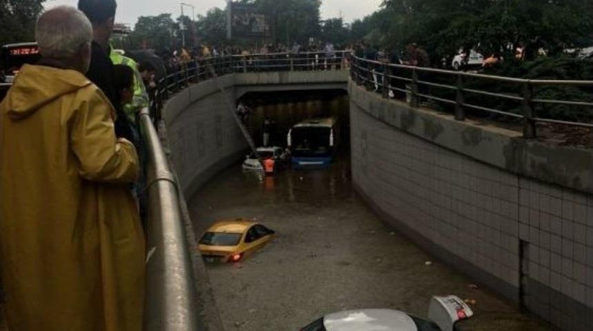 Ankara&rsquo;da Selde Alt Ge&ccedil;itte Mahsur Kalan Otob&uuml;steki Yolcular Tahliye Edildi