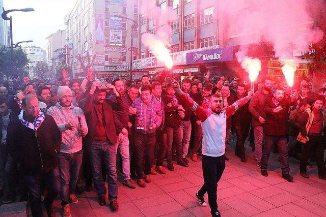 Mavi Ateş Taraftarı Karabükspor’a Destek İçin Sokağa İndi