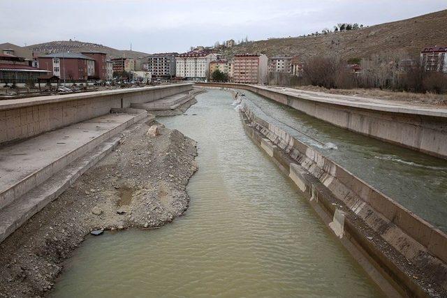 Vali Pehlivan, Çoruh Nehri Şehir Geçiş Projesi Çalışmalarını Yerinde İnceledi