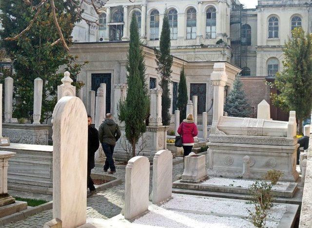 (özel) Tarihi Diziler ‘abdülhamid Han’ Türbesine Gelen Ziyaretçi Sayısını Artırdı