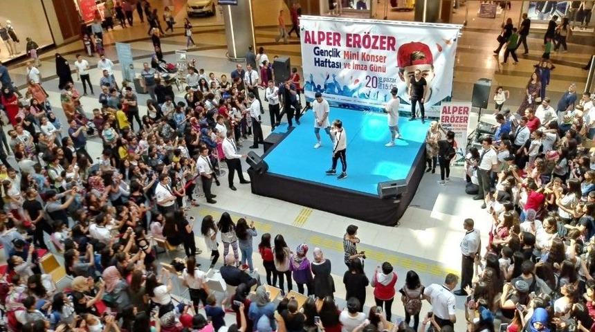 Gen&ccedil; Şarkıcı Alper Er&ouml;zer Malatyalılarla Buluştu