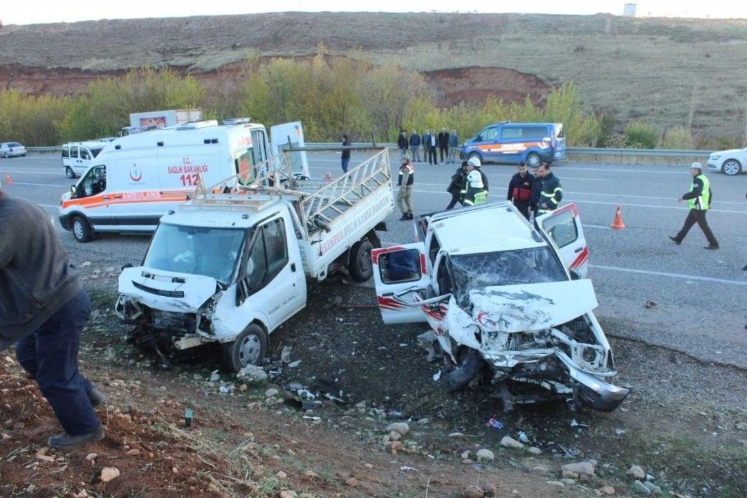 Adıyaman&rsquo;da Kamyonetler &Ccedil;arpıştı: 2 &Ouml;l&uuml;, 5 Yaralı