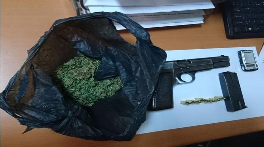 Şüphe Üzerine Durdurulan Araçtan Silah Ve Uyuşturucu Ele Geçirildi