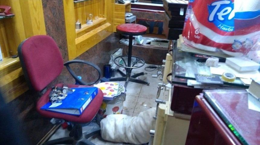 Duvarı Delerek Kuyumcuyu Soydular