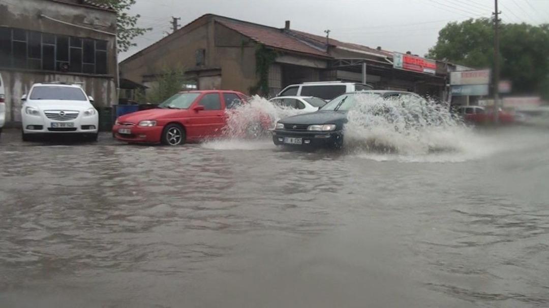 Sağanak Yağış Ve Dolu K&uuml;tahya&rsquo;da Etkili Oldu