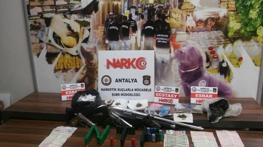 Antalya&rsquo;da Uyuşturucu Operasyonu: 4 G&ouml;zaltı
