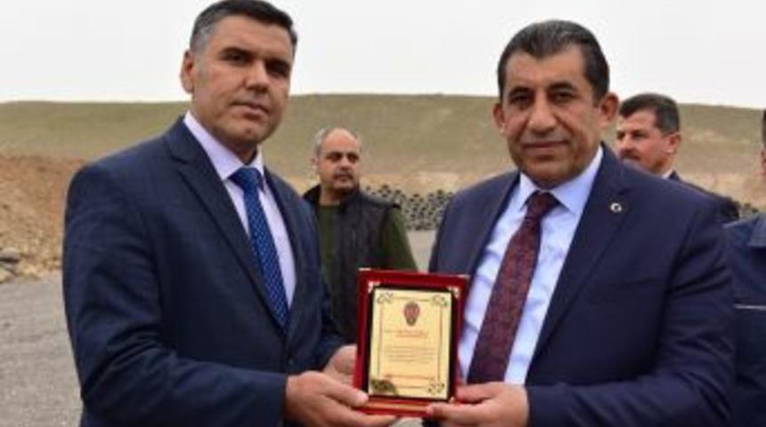 Ceylanpınar İl&ccedil;e Emniyeti&rsquo;nden Başkan Atilla&rsquo;ya Plaket