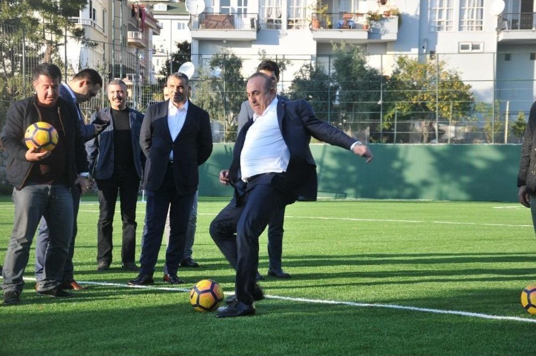 Bakan &Ccedil;avuşoğlu Abisiyle Penaltı Atışı Yaptı