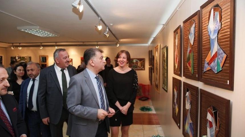 Cam, Bu Sergide Dile Geldi