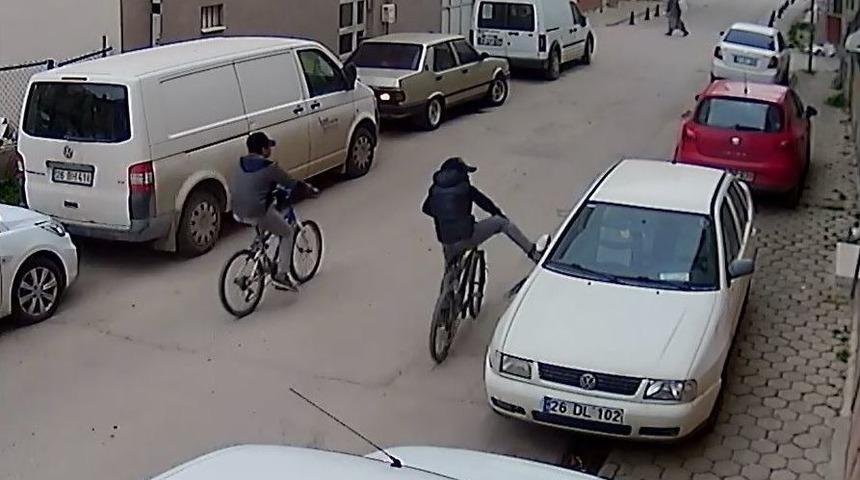 Park Halindeki Ara&ccedil;ların Aynalarını Tekmeleyen Bisikletliler Kamerada