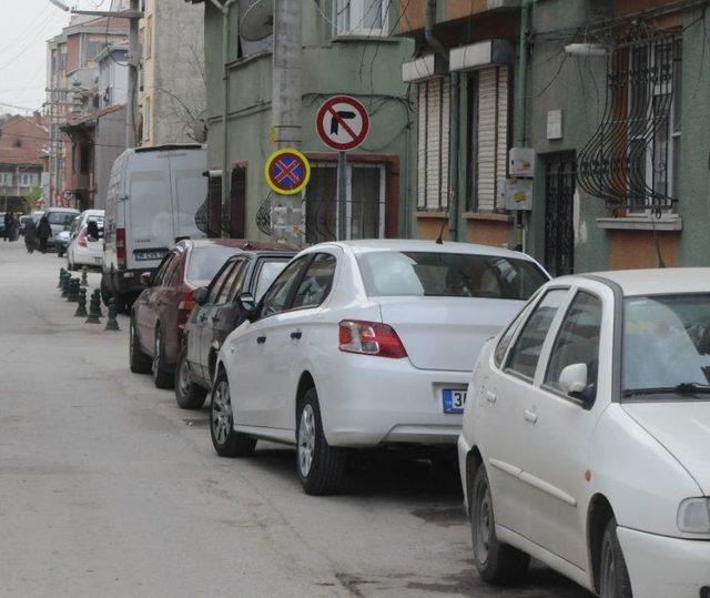 Park Halindeki Araçların Aynalarını Tekmeleyen Bisikletliler Kamerada