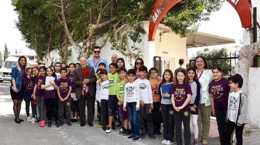 Beyaz Kule Okulları &Ouml;ğrencileri Huzurevini Ziyaret Etti