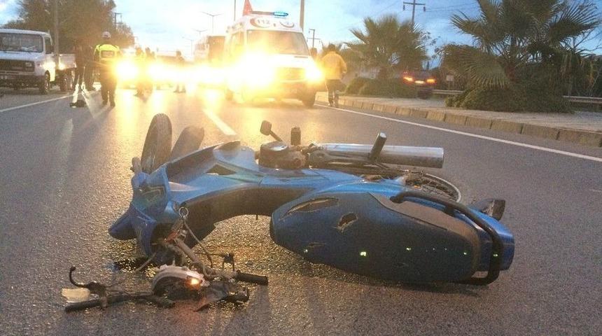 Motosikletli Emniyet Şeridindeki Araca &Ccedil;arptı