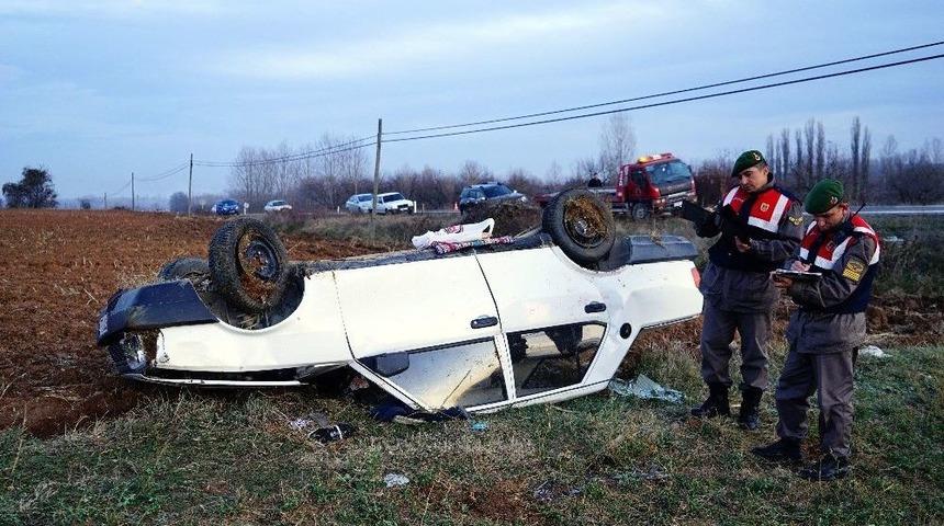 Kontrolden &Ccedil;ıkan Otomobil Tarlaya U&ccedil;tu: 1 Yaralı