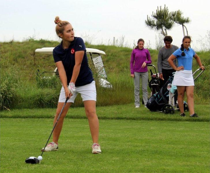 Golf Turnuvası Kazananları Kupalarını Ağaoğlu’nun Elinden Aldı G1