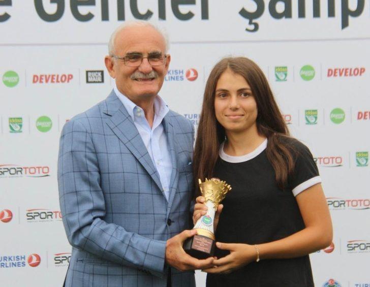 Golf Turnuvası Kazananları Kupalarını Ağaoğlu’nun Elinden Aldı G3