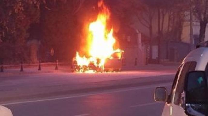 Konya&rsquo;da Seyir Halindeki Ara&ccedil; Yandı