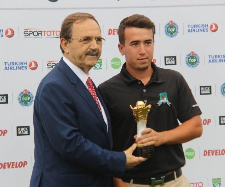 Golf Turnuvası Kazananları Kupalarını Ağaoğlu’nun Elinden Aldı G4