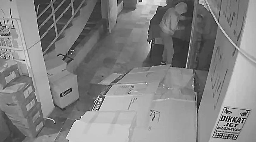 Pasajdaki Hırsız G&uuml;venlik Kamerasına Yakalandı