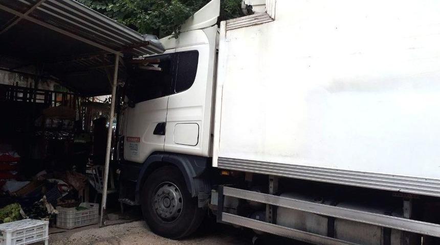 Freni Boşalan Tır Bakkala Girdi