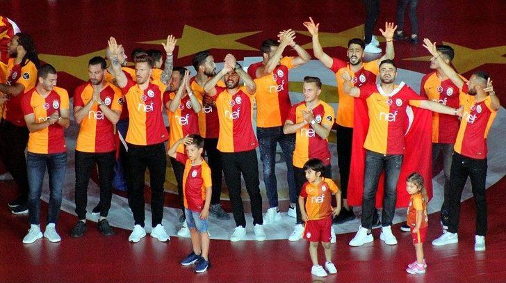 Şampiyon Galatasaray Kupasını Aldı G2