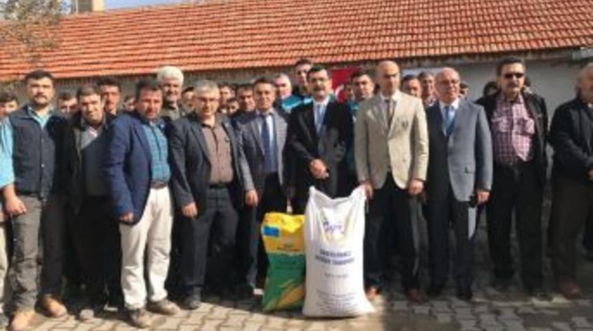 Aslanapa’da Nohut Ve Mısır Tohumu Dağıtıldı