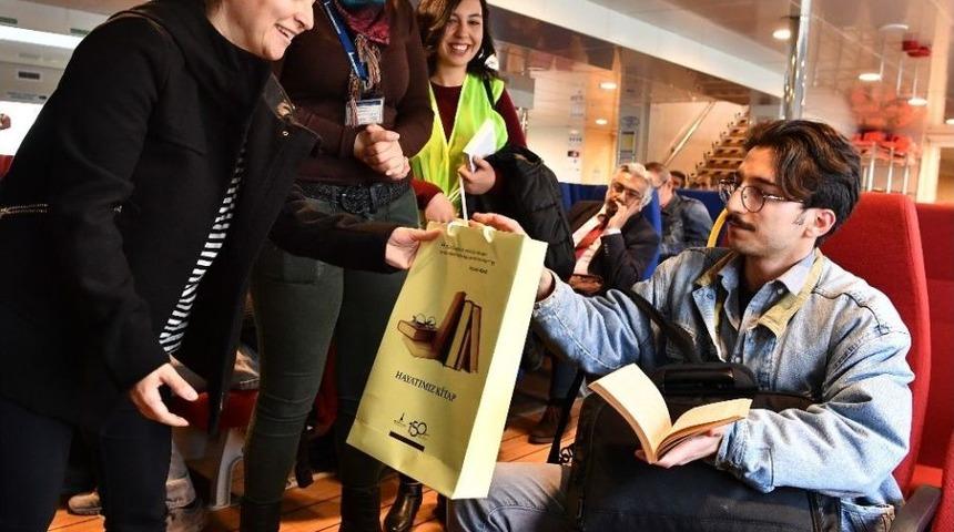 İzmir Vapurlarında Kitap Dostlarına Sürpriz